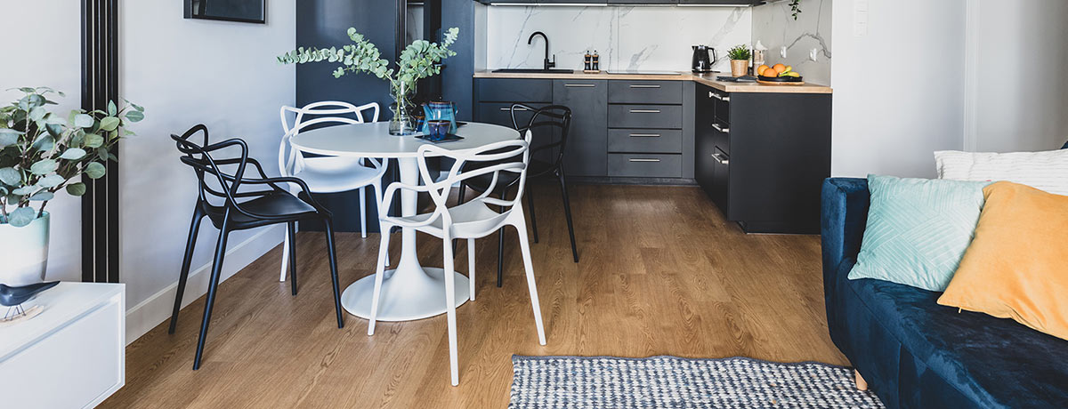 Wady i zalety okrągłego stołu w sypialni