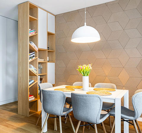 Stylowa jadalnia z drewnianą podłogą i białymi ścianami, łącząca nowoczesność z przytulnością.